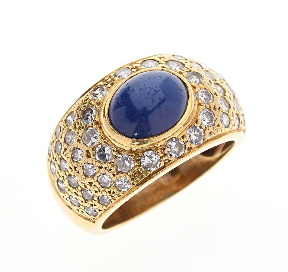 Null 黄金戒指，在8/8切割钻石的铺垫下，镶嵌一颗凸圆形蓝宝石。蓝宝石尺寸：9x7x4.5毫米。手指大小：54。毛重：10.6克。蓝宝石上有划痕，戒指上有使&hellip;
