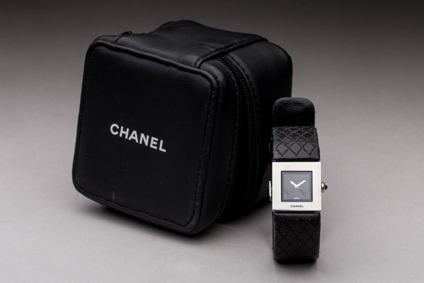 Null CHANEL - Lady's WATCH - Padded - Diameter 19 mm - quartz movement. Square s&hellip;