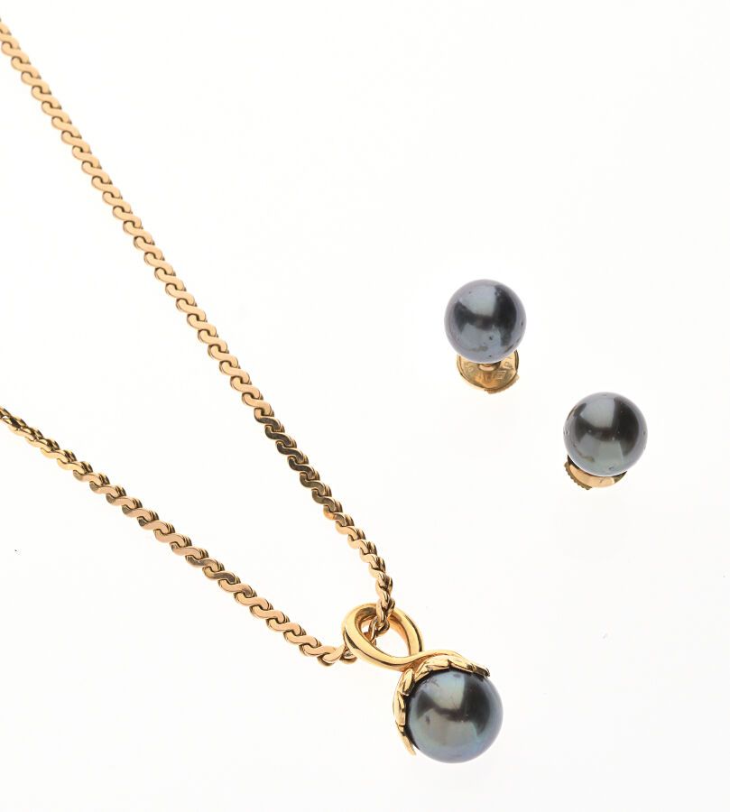 Null Yellow gold and Tahitian pearls set including a NECKLACE and a pair of EARR&hellip;