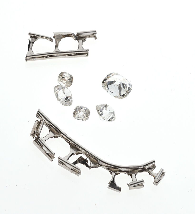 Null BROCHE accidentée en platine 850/°° or blanc 750/°° avec diamants de taille&hellip;