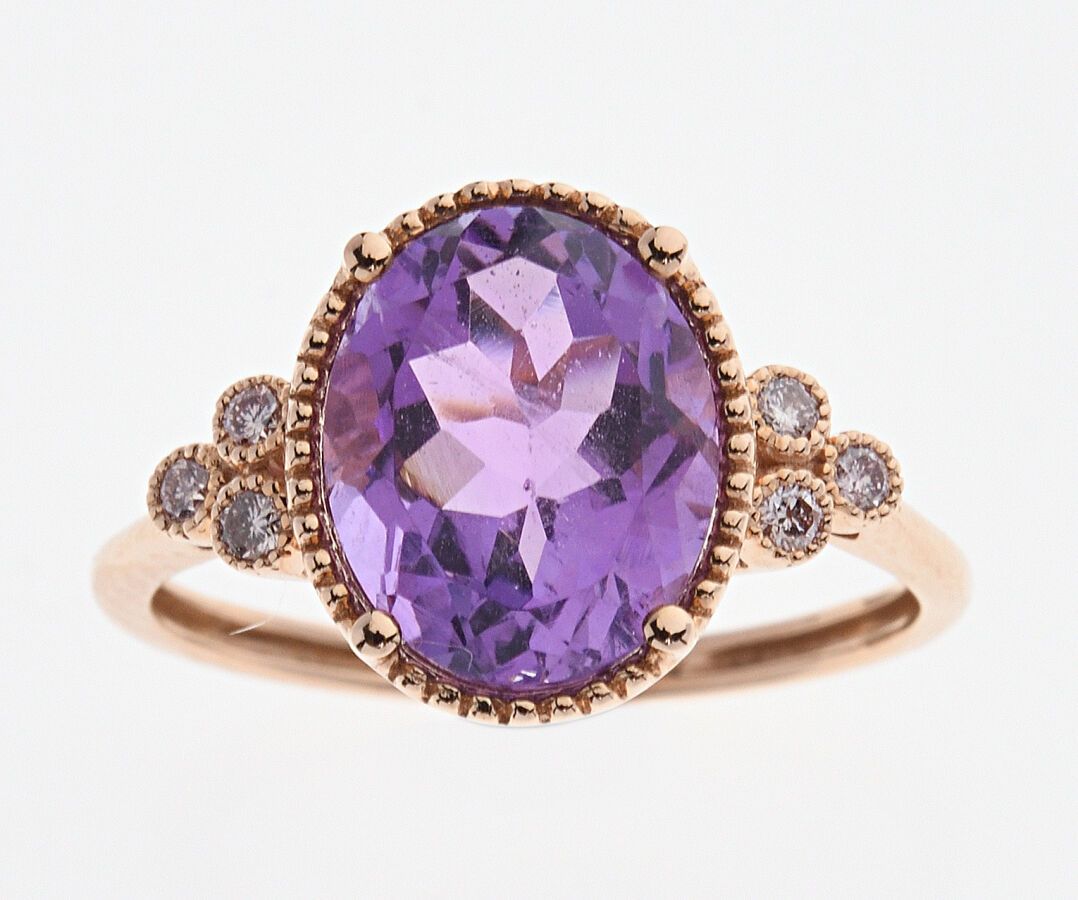 Null 750/°玫瑰金戒指，镶有一颗约2.60克拉的椭圆形紫水晶，以珍珠镶嵌，并镶嵌明亮式切割钻石。手指大小：51.5。毛重：2.5克。