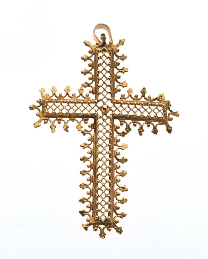 Null PENDENTIF croix en or jaune 750/°° ajouré. 5 x 3.8 cm. Poids: 3.5 g. Manque&hellip;