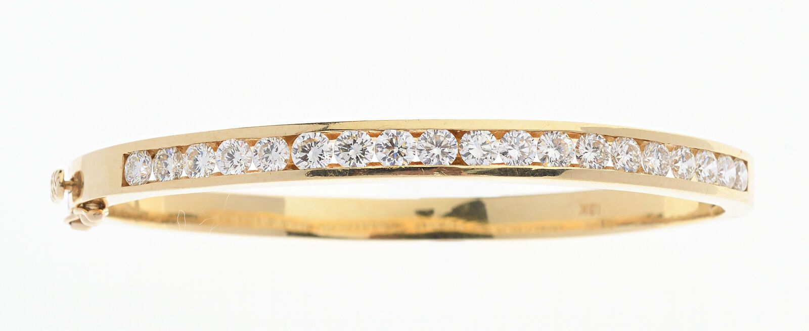 Null 750/°黄金手镯，镶嵌19颗明亮式切割钻石，约3.6克拉。内直径：5.8厘米。毛重：29.9克。8个安全。