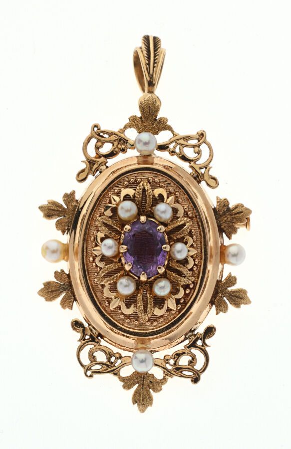 Null 拿破仑三世风格的黄金吊坠，镶嵌紫色玻璃和珍珠。4.7 x 3.2厘米。 毛重：10.4克。小型修复。