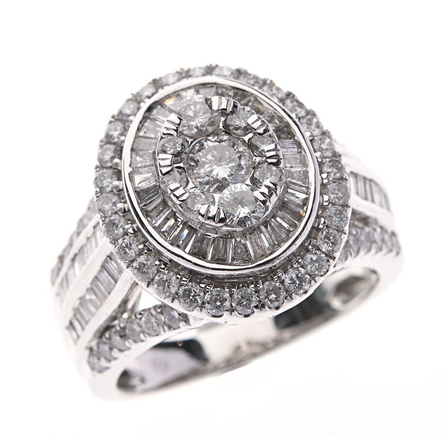 Null 585/°°金圆顶戒指，中央镶嵌一颗明亮式切割钻石，并由八颗明亮式切割和长方形切割的钻石组成的双重镶嵌。戒指上镶嵌着明亮式切割和长方形切割钻石。钻石的&hellip;