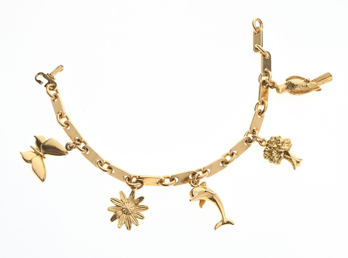 Null HERMES Paris & Georges LENFANT - 黄金手镯，750/°°，饰有代表海豚、树木、花朵、蝴蝶和燕子的吊饰。有金匠大师的标记&hellip;