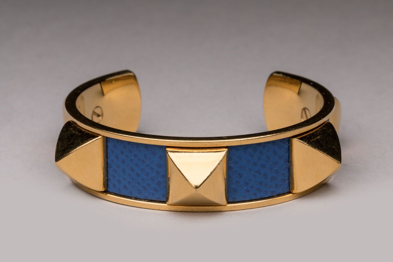 Null HERMES - BRACELET jonc ouvert modèle "Médor" en métal doré et cuir bleu. Si&hellip;