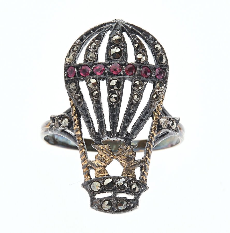 Null 750°金和800°银的 "热气球 "戒指，篮子里有两个人物，用玛瑙石和粉色宝石装饰。19世纪末的法国作品，约1880-1900年。看不懂的印记。手指&hellip;