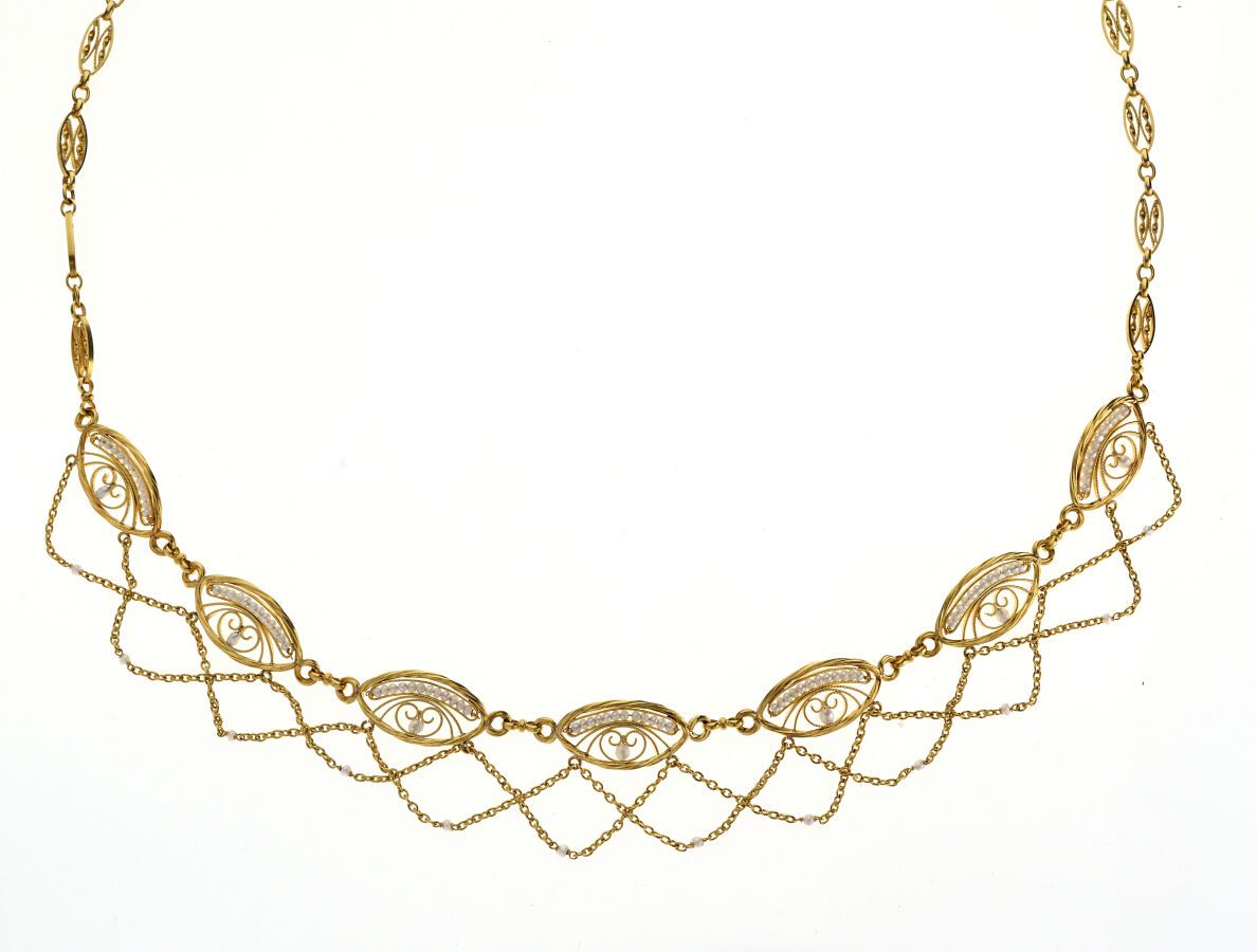 Null 750/°°黄金项链，镂空和丝线，由七个椭圆形图案组成，镶嵌103颗精美的珍珠，由交叉的金链子连接。20世纪初的法国作品。 金色和银色的扣子。长38厘&hellip;