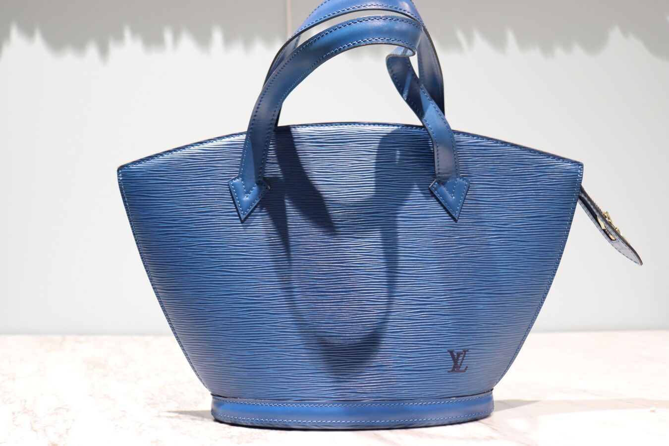 Null LOUIS VUITTON - SAC modèle "Saint-Jacques" PM en cuir épi bleu, agrément mé&hellip;