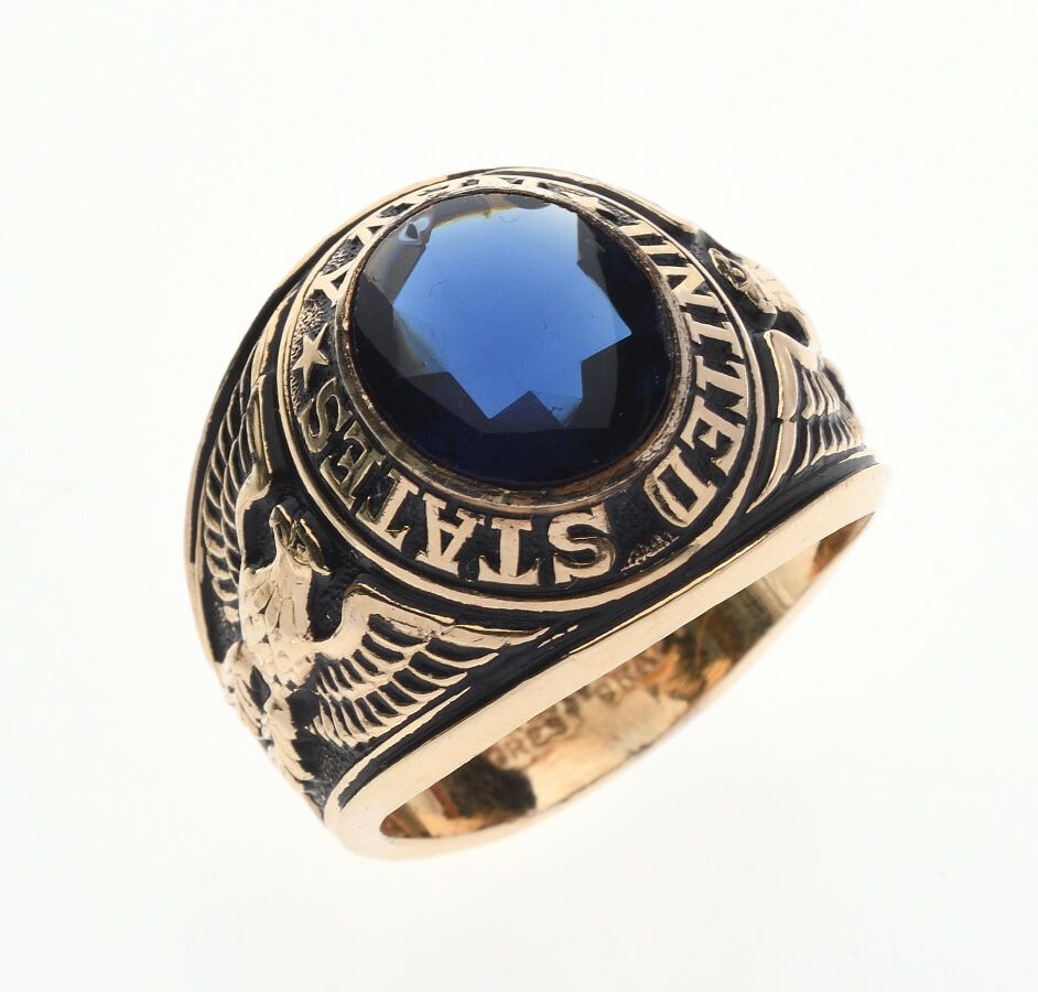 Null 585/°金男戒，镶有蓝色合成宝石，戒指上刻有两只老鹰，翅膀张开，刻有 "美国海军 "字样。手指大小：60。毛重：9.6克。