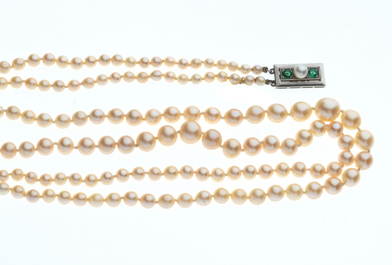 Null 铂金850/°，黄金750/°，银800/°的珍珠项链，大部分可能是精品，两排3.5至8.4毫米的珍珠。 长48厘米。毛重：38.8克。