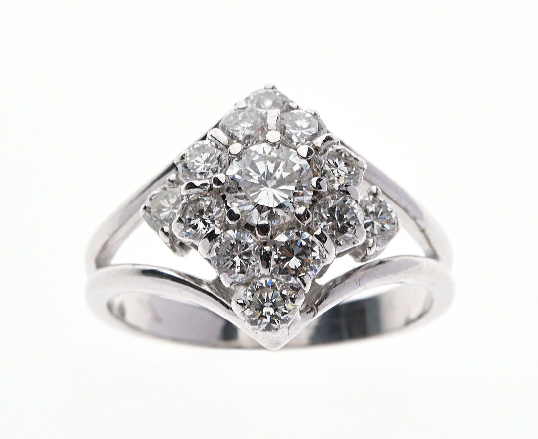 Null 750/°白金戒指，镶嵌明亮式切割钻石，中央一颗0.45克拉。钻石的总重量：约2克拉。假定的质量：F/G，VS，有些是荧光。手指大小：59.5。毛重：&hellip;