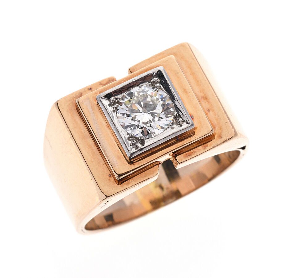Null 黄金750/°°和铂金850/°°的 "Tank "戒指，镶有一颗约0.65克拉的明亮型切割钻石，镶嵌在白金750/°°。手指大小：57。毛重：10.&hellip;