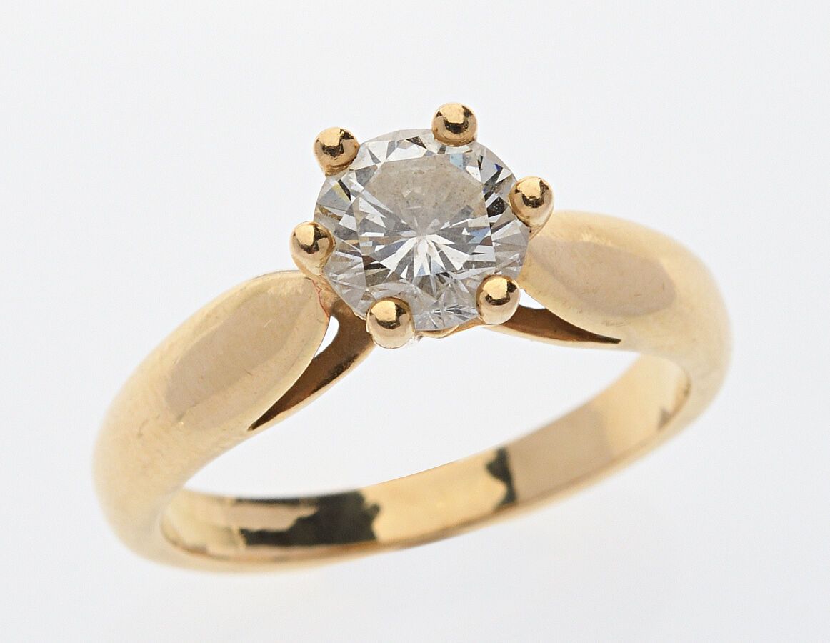 Null 750/°黄金 "单钻 "戒指，镶有一颗约0.95克拉的明亮式切割钻石。手指大小：53。毛重：4.9克。