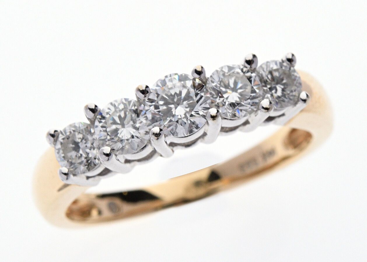 Null 585/°°白金 "吊袜带 "戒指，镶有五颗0.25至0.15克拉的明亮式切割钻石。手指大小：54.5。毛重：4.30克。内含物。