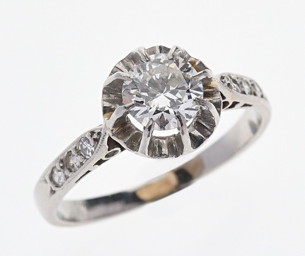 Null 铂金850/°"单钻 "戒指，镶嵌了一颗半截式钻石，重量约为0.45克拉，8/8切割钻石。法国作品，装饰艺术时期，约1925年。手指大小：48，毛重：&hellip;