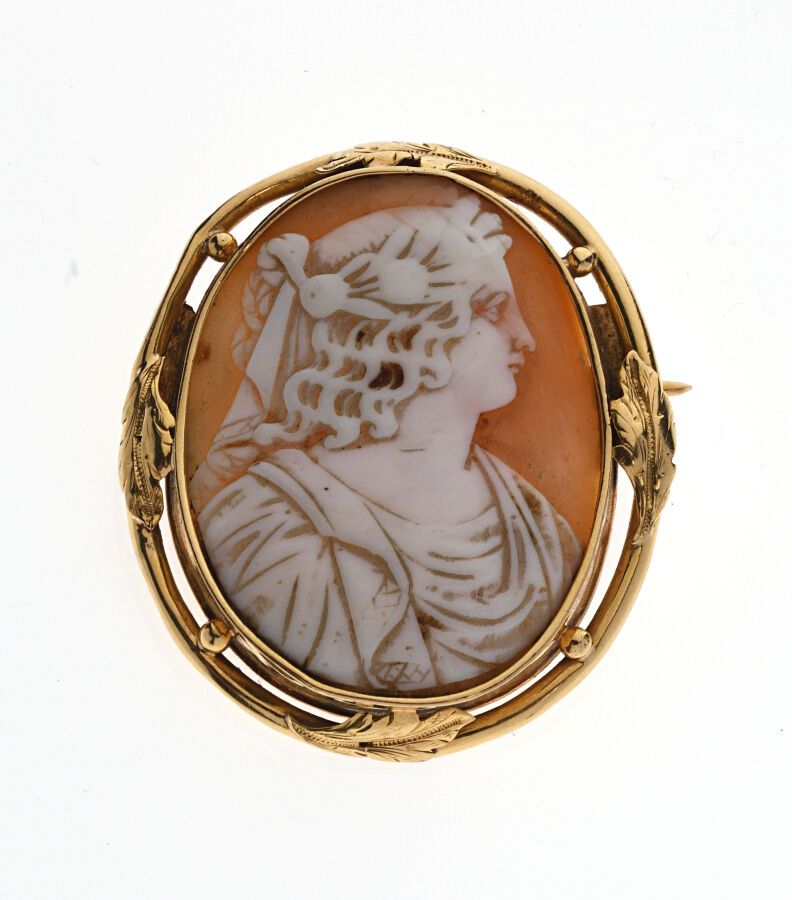 Null CAMEE在一个贝壳上，装饰着一个披着古董风格的女人，并向右转，镶嵌在黄金750/°的植物装饰上。拿破仑三世时期，4 x 3.3厘米。毛重：11.3克&hellip;