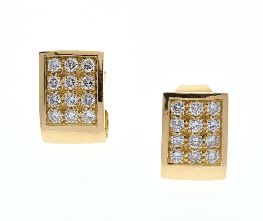 Null Paar Ohrringe aus 750/°° Gelbgold, die jeweils mit einem Pavé aus Diamanten&hellip;
