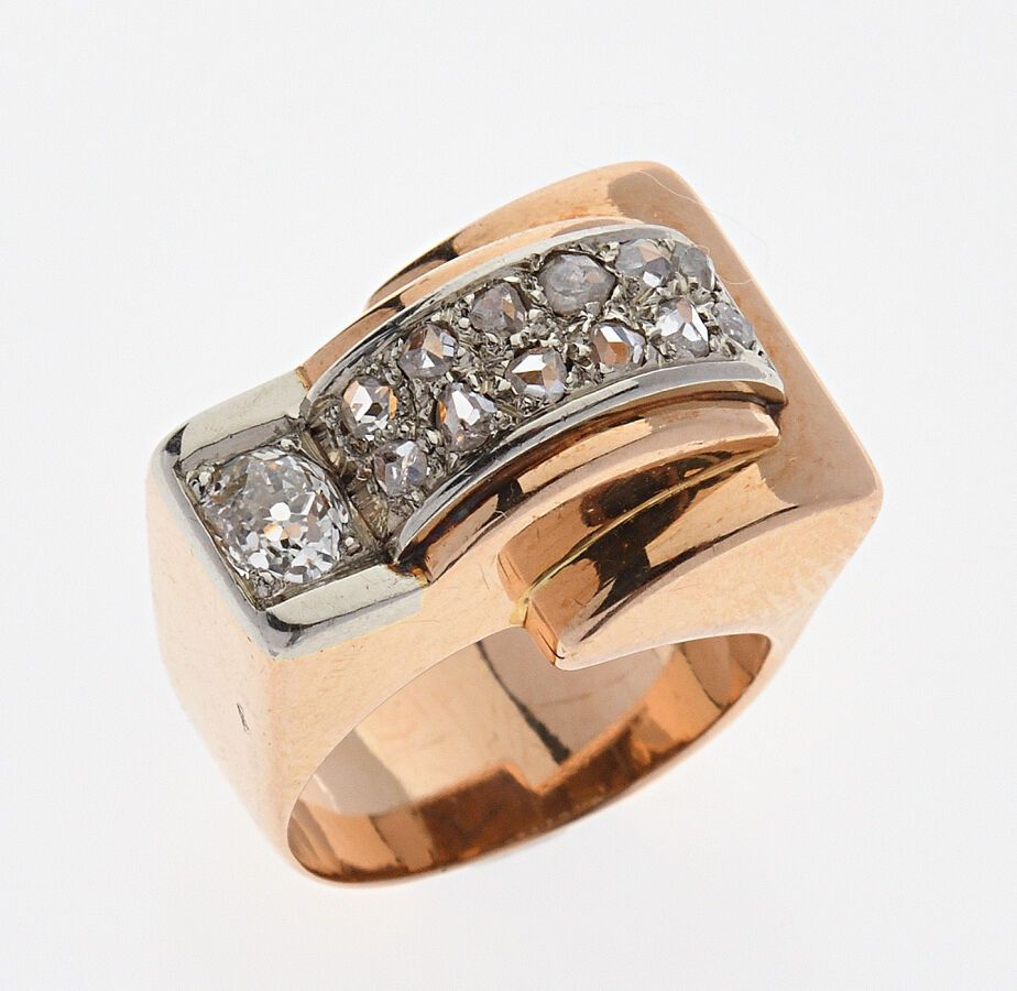 Null 750/°黄金 "坦克 "戒指，桥架上镶嵌着玫瑰式切割钻石和一颗较大的老式切割钻石。法国作品，约1940年。手指尺寸：45/46。毛重：8.1克。刮伤&hellip;