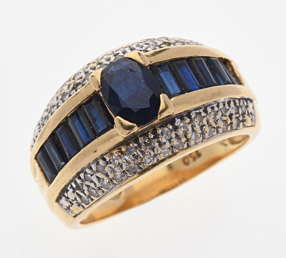 Null 黄金 "Bandeau "戒指，中央镶嵌一颗0.60克拉的椭圆形蓝宝石，周围镶嵌长方形蓝宝石，边框镶嵌小钻石。手指大小：54。 毛重：7.5克。加热过&hellip;