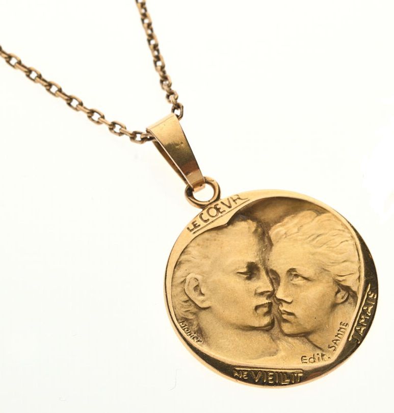 Null MEDAL in yellow gold 750/°° engraved "The heart never grows old" with chain&hellip;