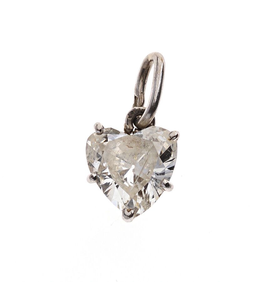 Null PENDENTIF en or gris 750/°° orné d'un diamant coeur de 1.30 ct environ. Dim&hellip;