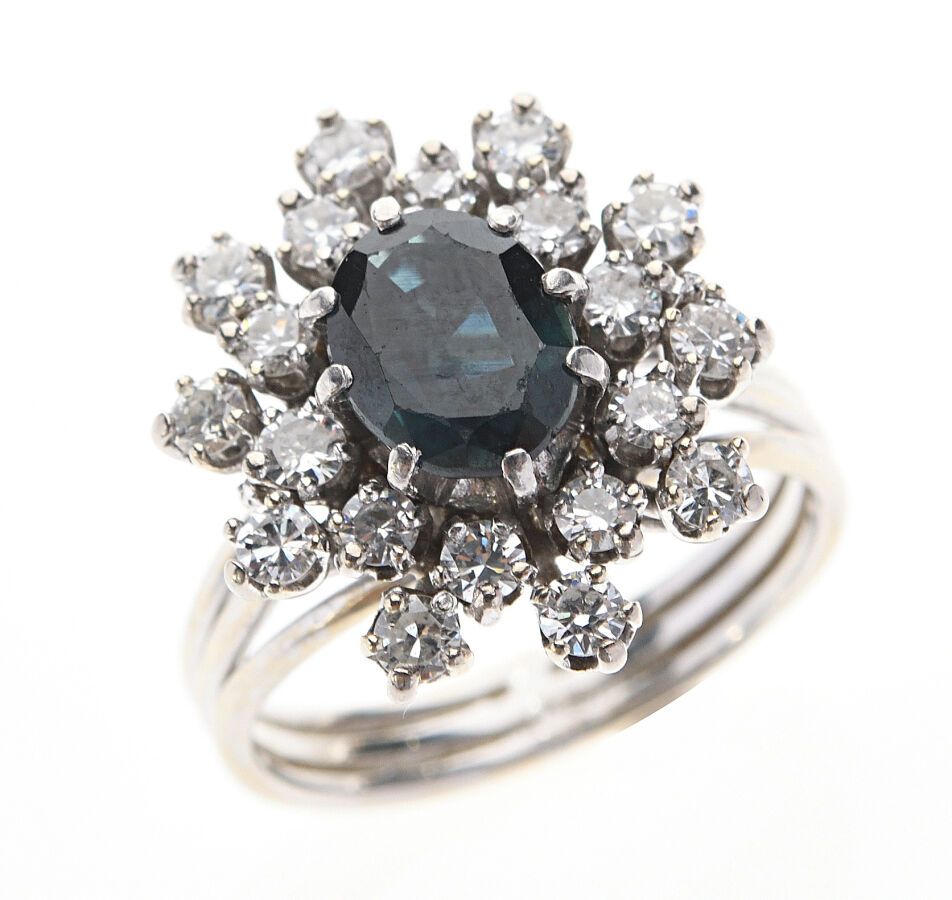Null Marguerite "戒指，白金750/°°和铂金850/°°，镶嵌一颗椭圆形的蓝绿色蓝宝石，双镶明亮式切割和8/8钻石。手指大小：52。 毛重：6&hellip;