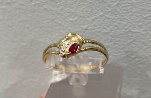 Null 750/°黄金戒指，镶有一颗小型脐带红宝石。手指大小：52。 毛重：1.2克。