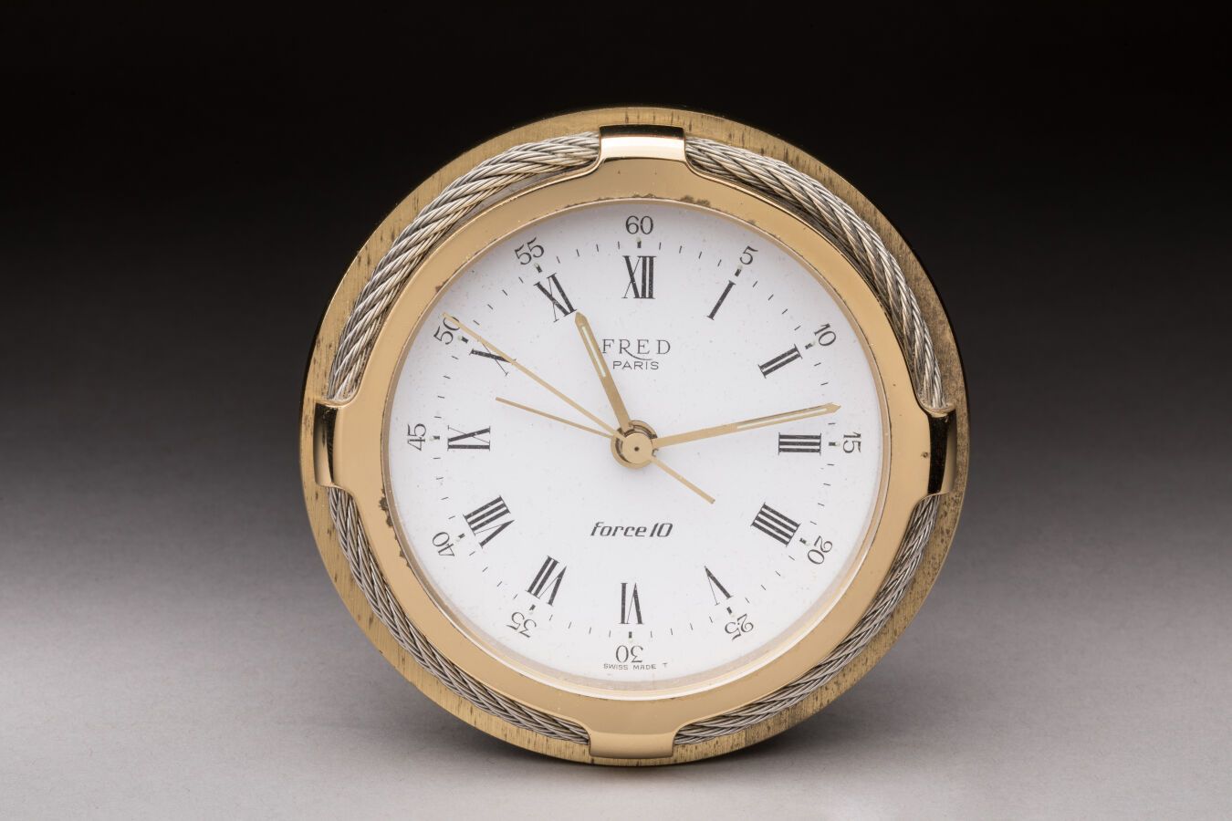 Null FRED Paris - "Force 10" 铜制座钟，钢绳，白色表盘，罗马数字。石英机芯（不工作）。D : 10厘米。编号为200746。轻微磨损&hellip;