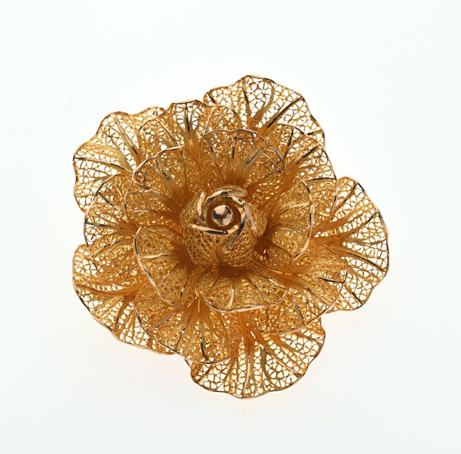 Null BROCHE "Rose" en or jaune 750/°° ajouré à décor de dentelle. D. 4.5 cm. Poi&hellip;