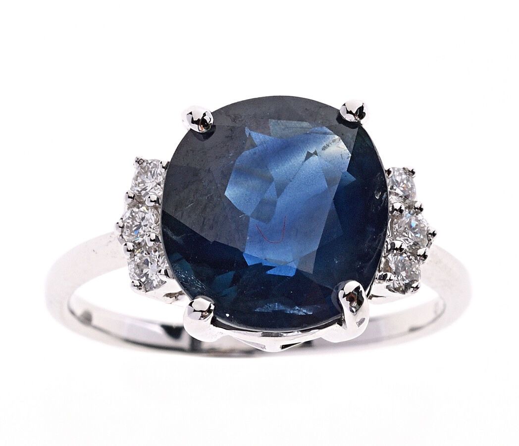 Null RING in white gold 750/°° set with a cushion-cut sapphire of about 4 ct. Wi&hellip;