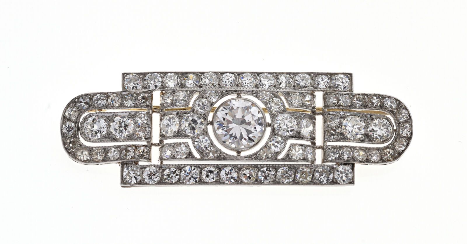 Null Platinum 850/°° "plate" brooch, rectangular shape with round sides forming &hellip;
