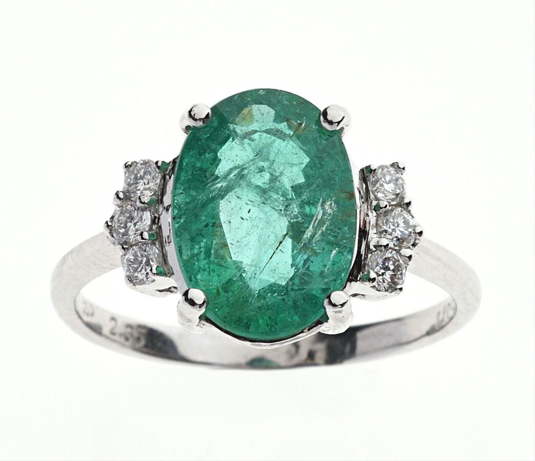 Null 750/°白金戒指，镶嵌一颗约2.3克拉的椭圆形祖母绿和六颗小型明亮式切割钻石。手指大小：53。毛重：3.1克。 小碎片。

360可通过复制链接获得&hellip;