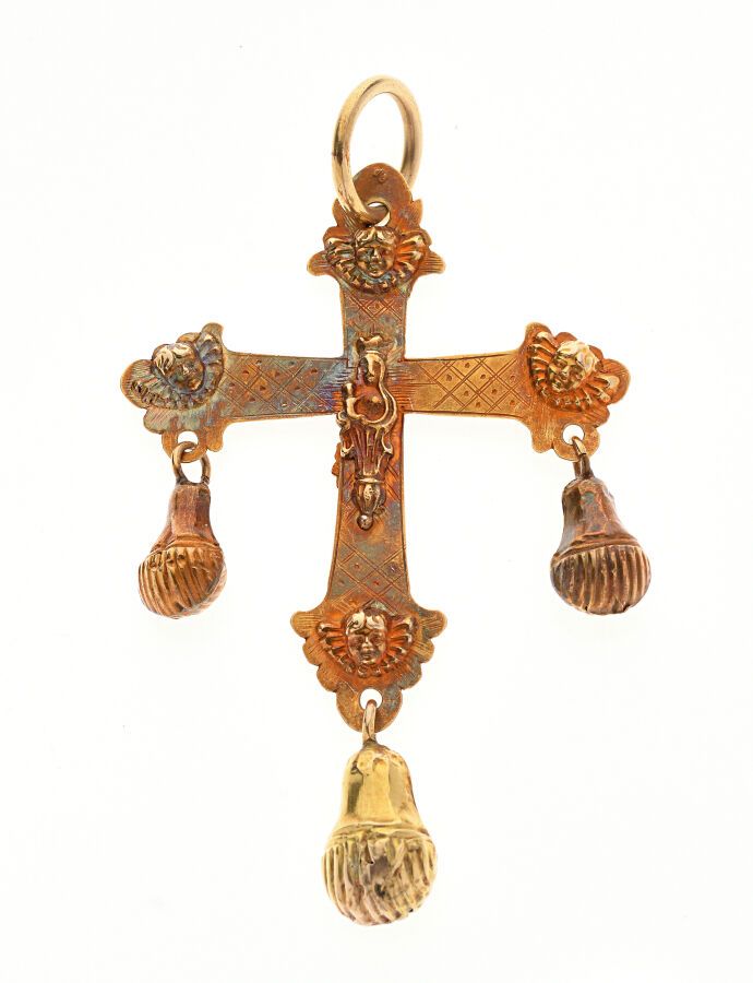 Null 来自Puy-en-Velay的 "Croix des Menettes "吊坠，正面装饰有被钉在十字架上的基督，背面装饰有圣母和儿童，十字架的两端显示&hellip;