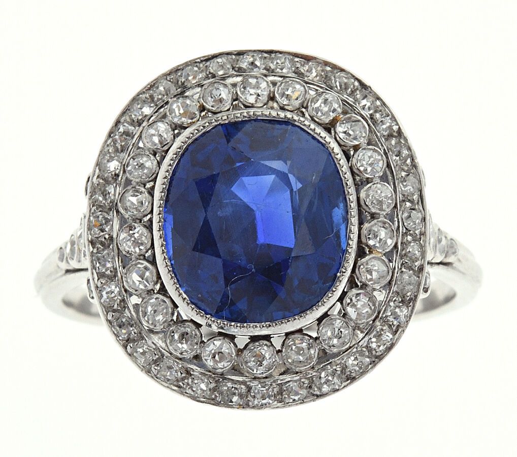 Null 一枚850/°的铂金戒指，镶嵌着一颗非常漂亮的枕形蓝宝石，原产于锡兰，尺寸约为3.5至4克拉，尺寸为9.2x7.8x5.9毫米，双镶老式切割钻石和肩部&hellip;