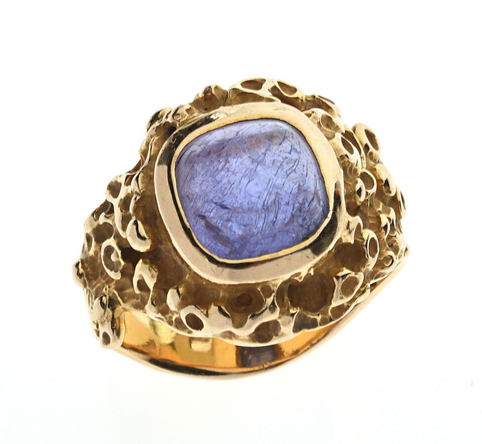 Null RING in yellow gold 750/°° chased centered of a cabochon tanzanite in sugar&hellip;