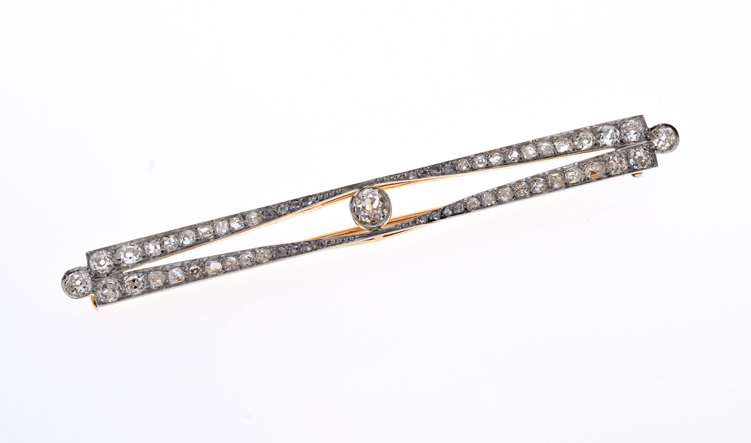 Null Gold 750/°° and platinum 850/°° bar brooch entirely set with old-cut diamon&hellip;
