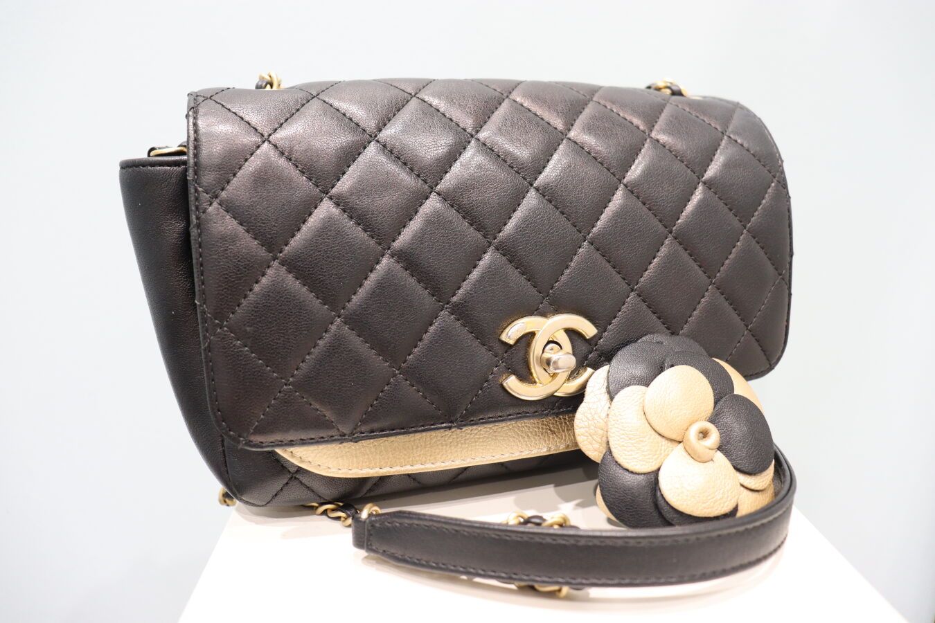 Null CHANEL - BAG model "Classique Camélia" in black quilted leather with a gold&hellip;