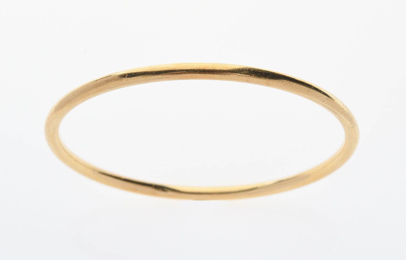 Null BRACELET in yellow gold 750/°°. D. Inside: 6.1 cm. Weight: 30.8 g. Very lig&hellip;