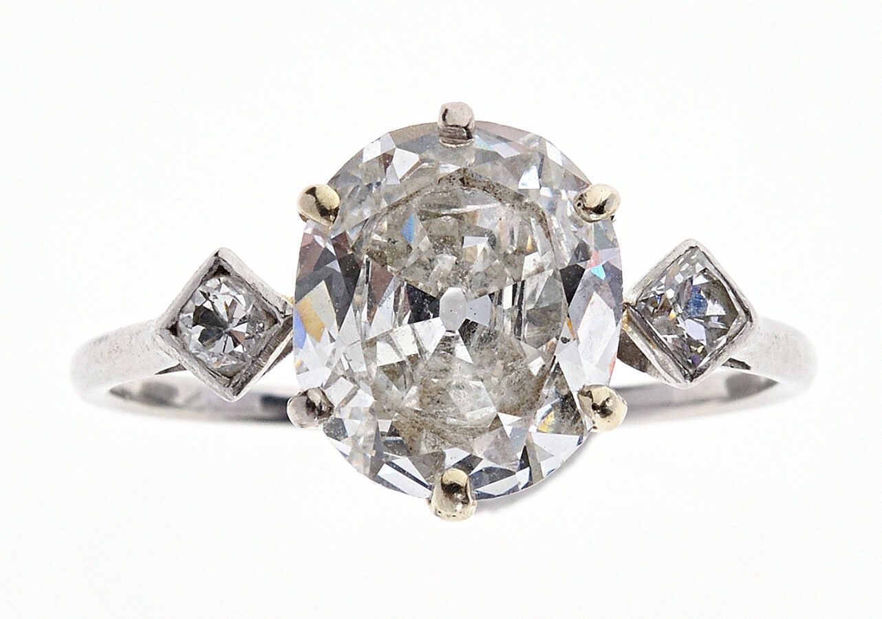 Null BOUCHERON - 750/°°白金和850/°°铂金单颗钻石戒指，镶有一颗重约2.25克拉的椭圆形老式切割钻石和两颗钻石，一颗方形，一颗圆形，采&hellip;