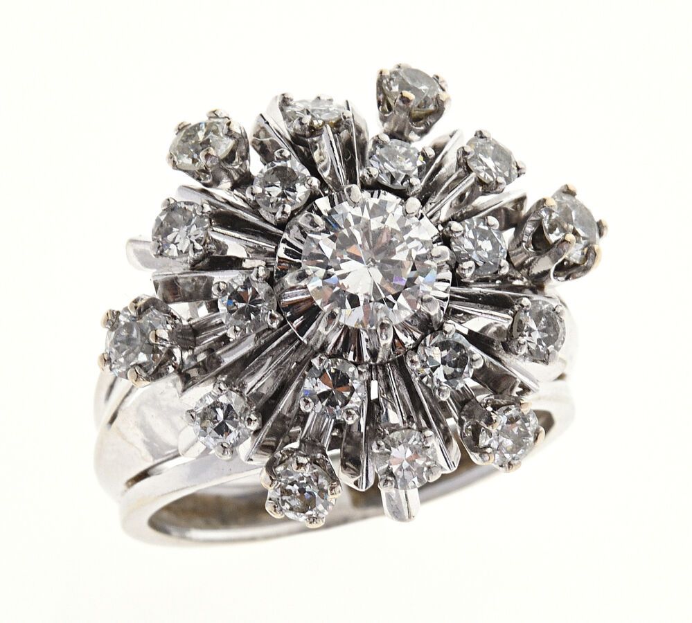 Null 铂金850/°"Flocon "戒指上镶嵌着钻石，其中一颗是中间最大的，约0.50克拉（有内含物），其他是8/8或半切割的。法国作品，约1950/60&hellip;