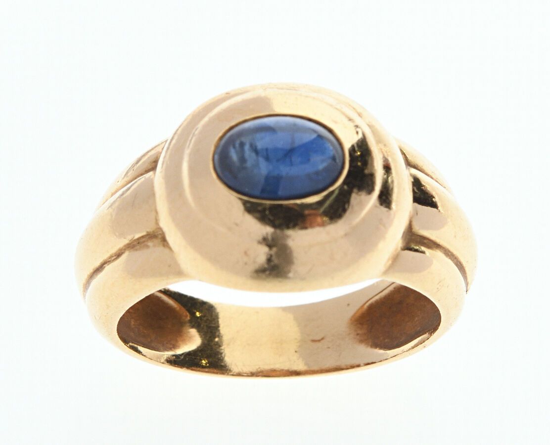Null 镶嵌凸圆形蓝宝石的黄金戒指。70/80年代的法国作品。可能的标志：SB蛇？手指大小：55。毛重：8.0克。