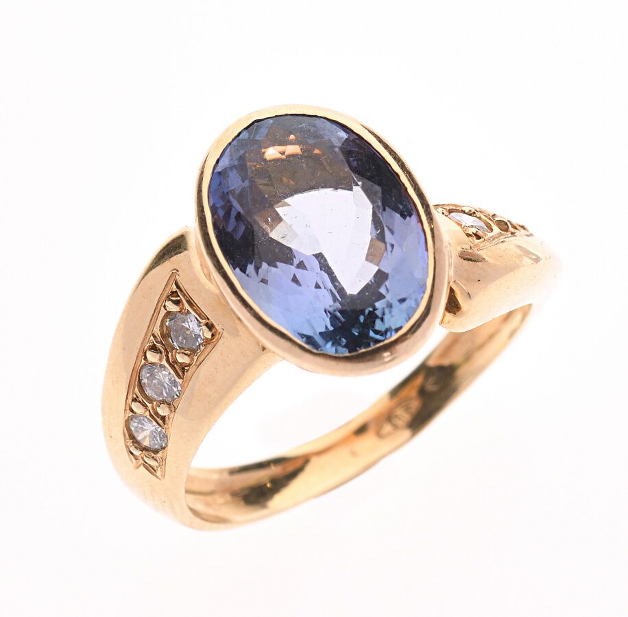 Null Yellow gold ring 750/°° set with an oval tanzanite of 3.5 ct approximately &hellip;