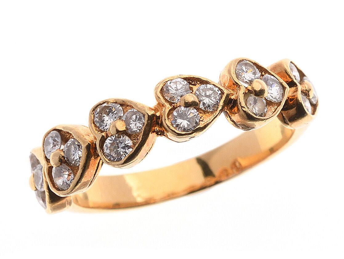 Null 黄金戒指，六颗心，镶嵌明亮式切割钻石。毛重：4.0克。 手指大小：52。