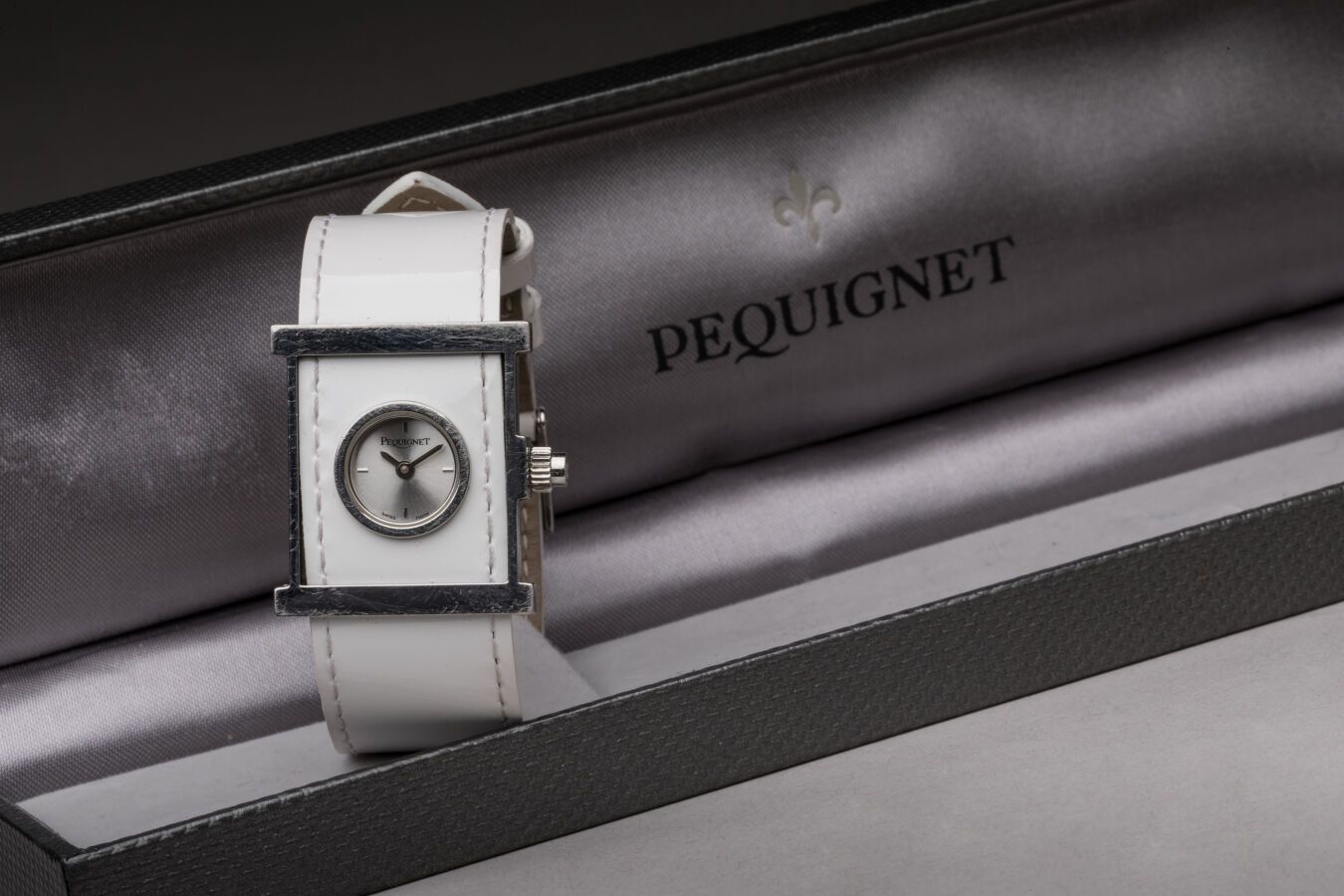 Null EMILE PEQUIGNET - 可更换表带的女士腕表。长方形精钢表壳，圆形银色表盘。石英机芯。27 x 29 mm。配有白色漆皮表带和盒子。