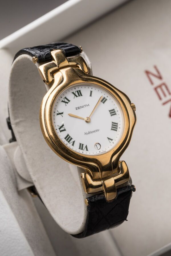 Null ZENITH - Reloj de señora modelo "Via Veneto" 33 mm en dorado, fondo de acer&hellip;
