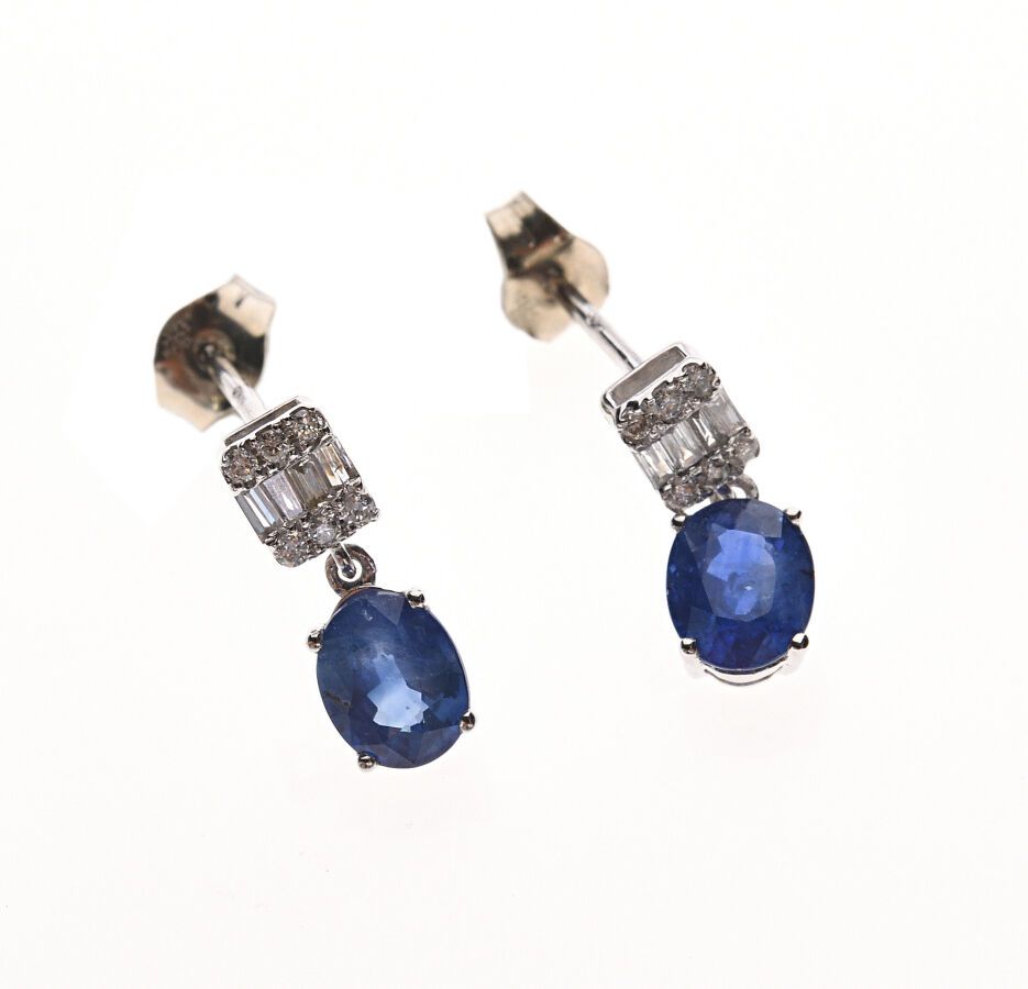 Null Pair of EARPENDANTS in white gold 750/°°, each holding an oval sapphire sur&hellip;