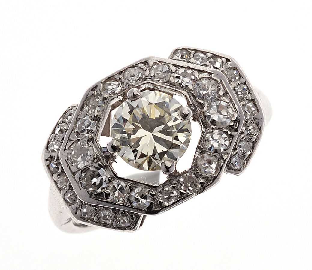 Null 铂金850/°的装饰艺术风格戒指，以一颗0.70克拉的明亮式切割钻石为中心，周围是8/8切割钻石。手指大小：50。毛重：4.44克。 篮子上的镶嵌物有&hellip;