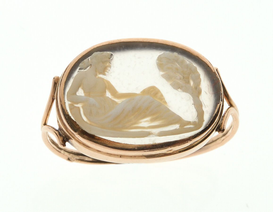 Null Yellow gold ring 750/°° decorated with a cameo on agate of a woman draped i&hellip;
